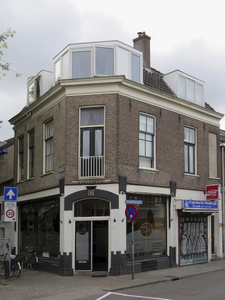 907560 Gezicht op het winkelhoekpand Baanstraat 1 te Utrecht, met op de voorgrond de Oudwijkerdwarsstraat.N.B. ...
